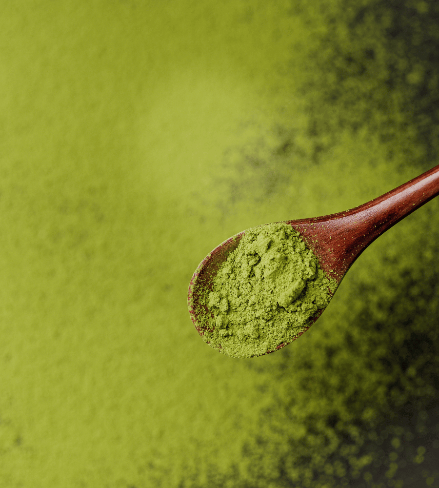 Kratom Pulver auf einem Holzlöffel