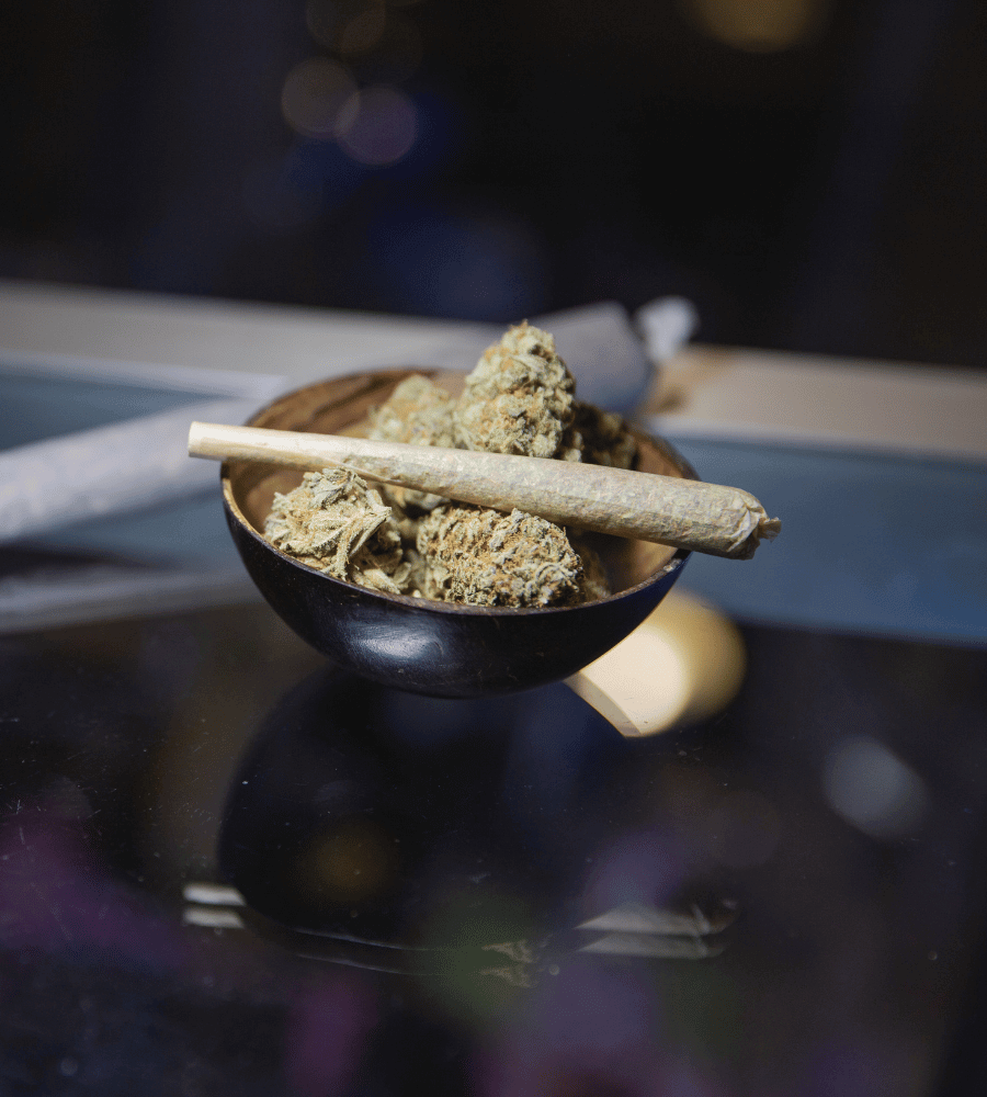 Joint in einer Schale mit Blüten